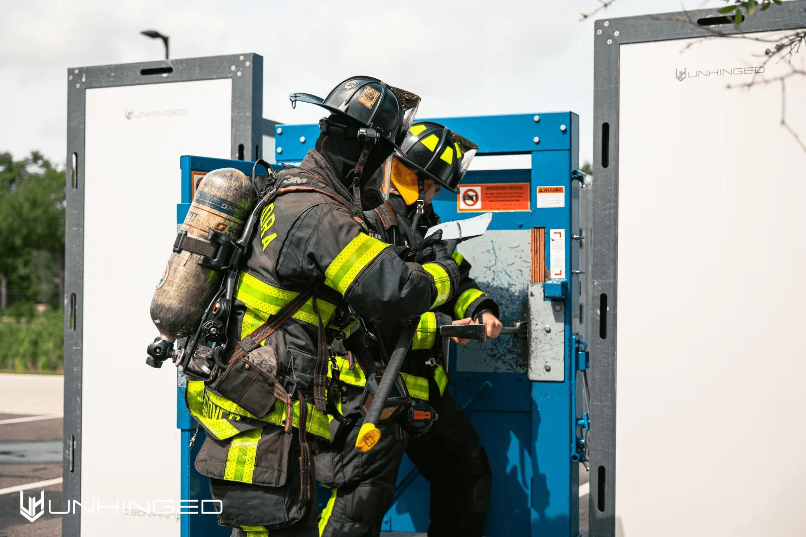 Feuerwehr an einer Breaching-Tür