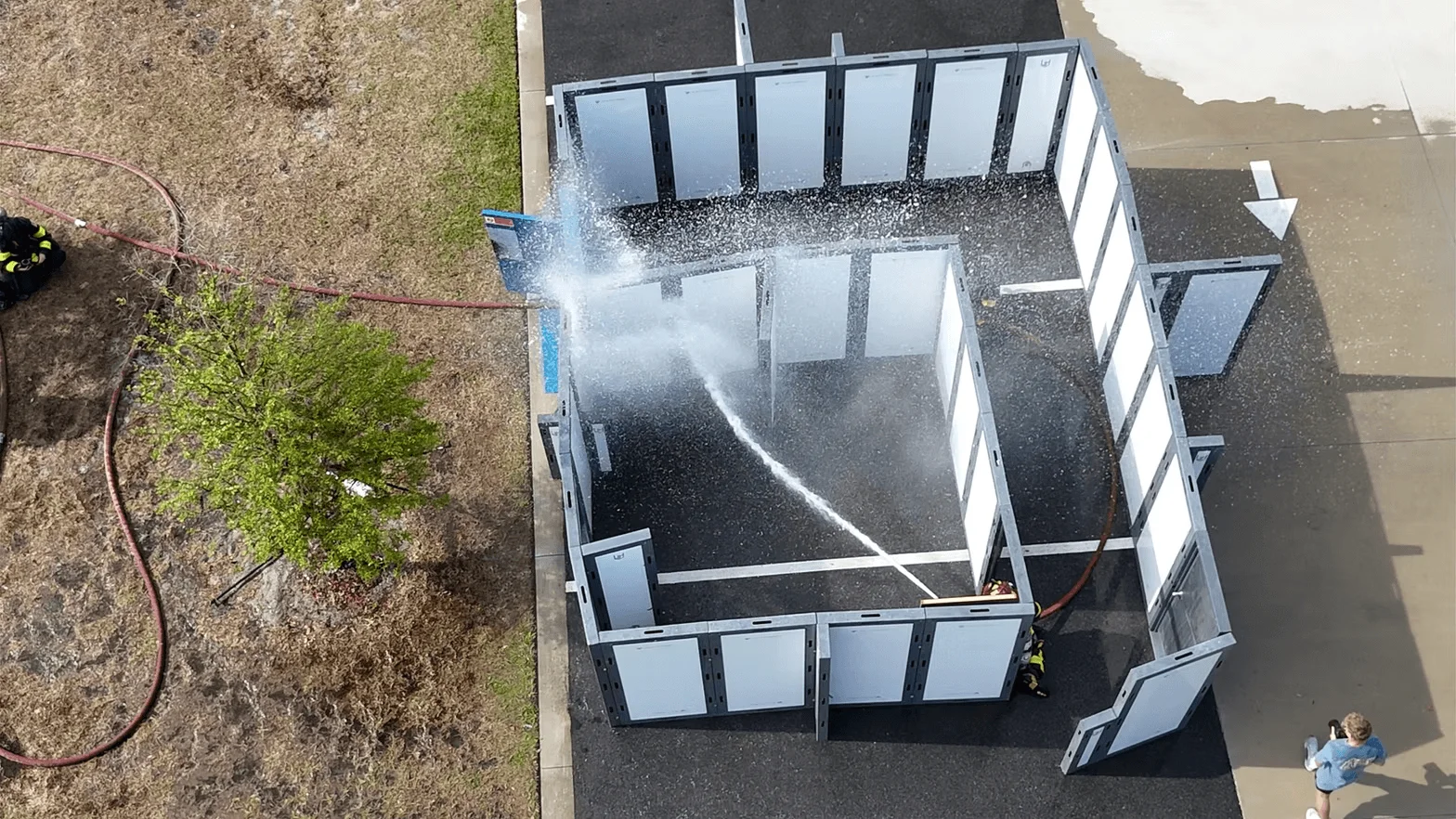 Feuerwehrmann bei Löschübung