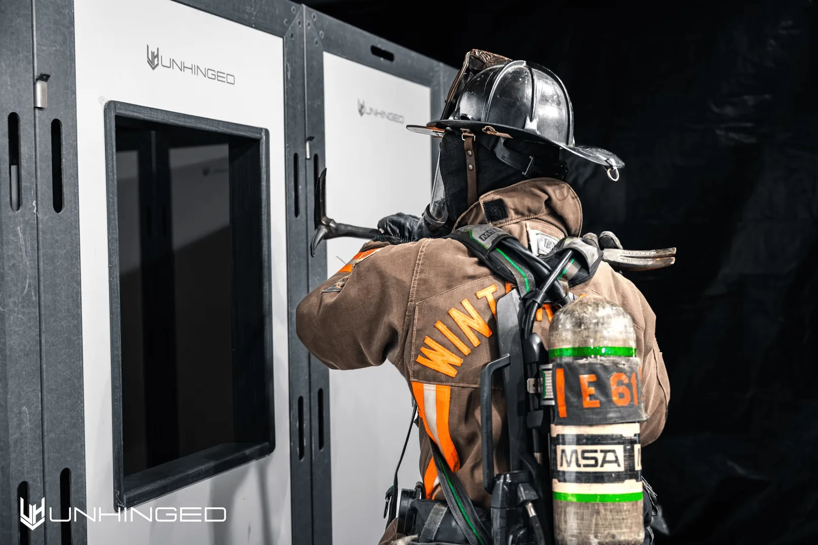 Feuerwehrmann beim Fenster-Breaching